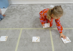 01 Dziewczynka układa cyfry według kolejności