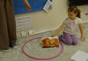 03 Dziewczynka układa obrazek w odpowiednim zbiorze