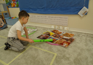 14 Chłopiec liczy obrazki w jednym zbiorze