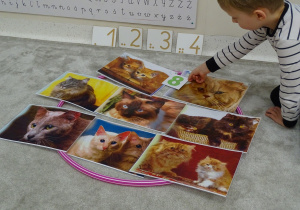 15 Chłopiec układa cyfrę 8 na zbiorze