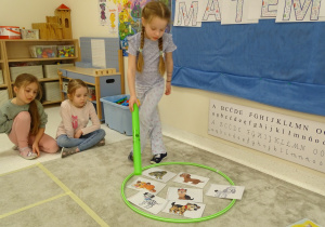 16 Dziewczynka liczy obrazki w zbiorze