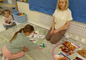 22 Dzieczynka układa znak pomiędzy zbiorami o zmienionej liczebności elementów