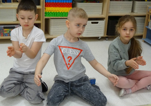 25 Dzieci pokazują za pomocą rąk kolejny znak matematyczny