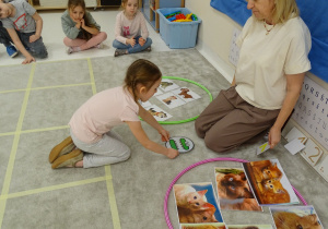 28 Dzieczynka układa znak pomiędzy zbiorami o zmienionej liczebności elementów