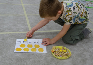 35 Chłopiec przypina klamerkę do odpowiedniej cyfry