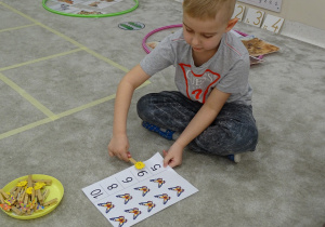 36 Chłopiec przypina klamerkę do odpowiedniej cyfry