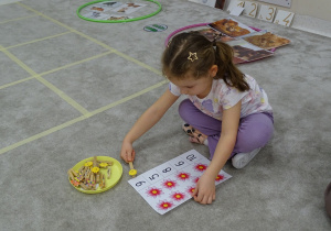 41 Dziewczynka przypina klamerkę do odpowiedniej cyfry