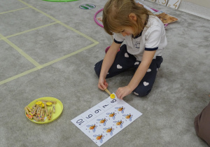 42 Dziewczynka przypina klamerkę do odpowiedniej cyfry