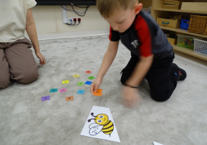 47 Chłopiec dopasowuje odpowiednią cyfrę