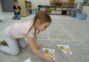 48 Dziewczynka dopasowuje odpowiednią cyfrę