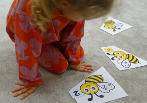 50 Dziewczynka dopasowuje odpowiednią cyfrę