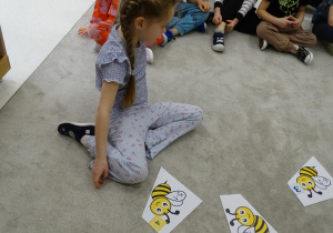 51 Dziewczynka dopasowuje odpowiednią cyfrę