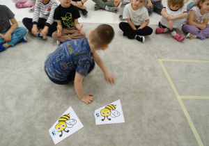 52 Chłopiec dopasowuje odpowiednią cyfrę