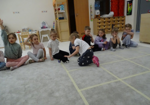 61 Dziewczynka dotarłaz psem na metę