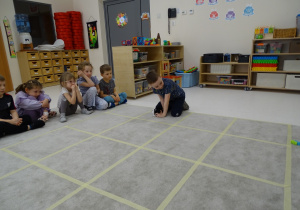 63 Chłopiec ustawia pieska w kierunku, który pokazuje dziewczynka za pomocą strzałk