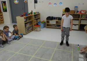 65 Chłopiec porusza się po planszy w odpowiednim kierunku i o odpowiednią liczbę pól