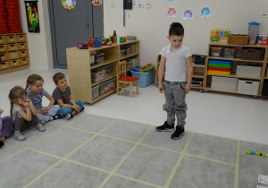 66 Chłopiec porusza się po planszy w odpowiednim kierunku i o odpowiednią liczbę pól