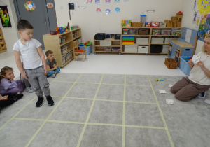 69 Chłopiec porusza się po planszy w odpowiednim kierunku i o odpowiednią liczbę pól