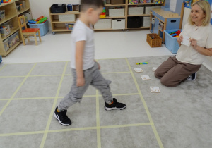 70 Chłopiec porusza się po planszy w odpowiednim kierunku i o odpowiednią liczbę pól