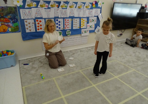 72 Dziewczynka porusza się po planszy w odpowiednim kierunku i o odpowiednią liczbę pól