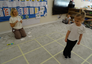 73 Dziewczynka porusza się po planszy w odpowiednim kierunku i o odpowiednią liczbę pól