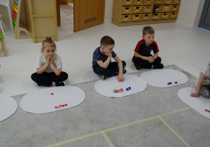 77 Dzieci wykonują polecenia matematyczne na dywaniku