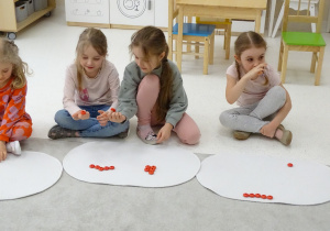 82 Dzieci wykonują polecenia matematyczne na dywaniku