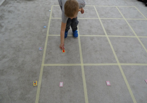 83 Chłopiec układa figurę gometryczną na odpowiednim polu