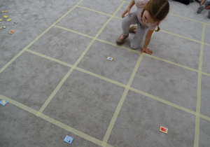 84 Dziewczynka układa figurę gometryczną na odpowiednim polu (2)