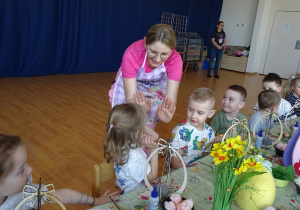 03 Pani na warsztatach wielkanocnych wita się z dziećmi