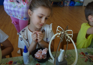 04 Dziewczynka patrzy na zajączka