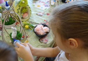 05 Dziewczynka przykleja mech