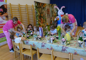 08 Dzieci podczas pracy na warsztatach wielkanocnych