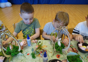 09 Dzieci podczas pracy na warsztatach wielkanocnych