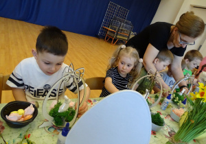 10 Dzieci podczas pracy na warsztatach wielkanocnych