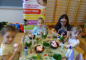 11 Dzieci podczas pracy na warsztatach wielkanocnych