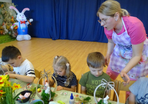 12 Dzieci podczas pracy na warsztatach wielkanocnych