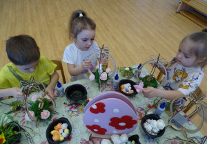 13 Dzieci podczas pracy na warsztatach wielkanocnych
