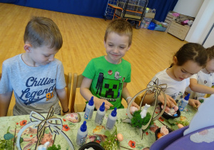 14 Dzieci podczas pracy na warsztatach wielkanocnych