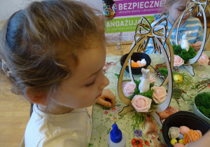 15 Dzieci podczas pracy na warsztatach wielkanocnych