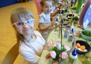 16 Dzieci podczas pracy na warsztatach wielkanocnych