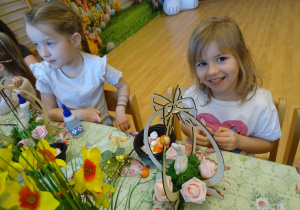 17 Dzieci podczas pracy na warsztatach wielkanocnych
