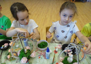 19 Dzieci podczas pracy na warsztatach wielkanocnych