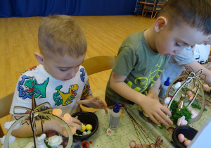 20 Dzieci podczas pracy na warsztatach wielkanocnych