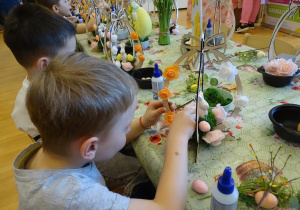 21 Dzieci podczas pracy na warsztatach wielkanocnych