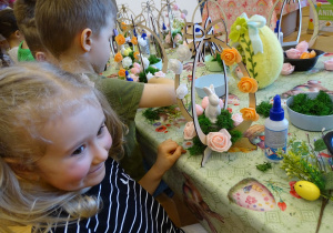 22 Dzieci podczas pracy na warsztatach wielkanocnych