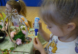 23 Dzieci podczas pracy na warsztatach wielkanocnych