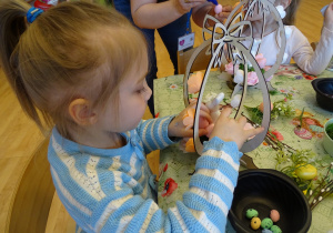 24 Dzieci podczas pracy na warsztatach wielkanocnych