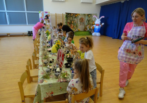 25 Dzieci podczas pracy na warsztatach wielkanocnych