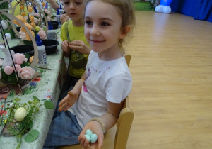 26 Dzieci podczas pracy na warsztatach wielkanocnych